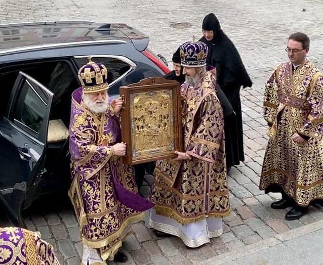 Митрополит Евгений и епископ Сергий встречают чудотворный образ Божией Матери
