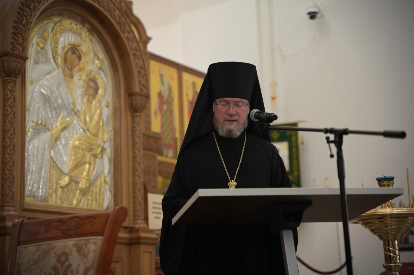 Епископ Нарвский и Причудский Лазарь зачитывает доклад о жизни Нарвской епархии в 2022 году