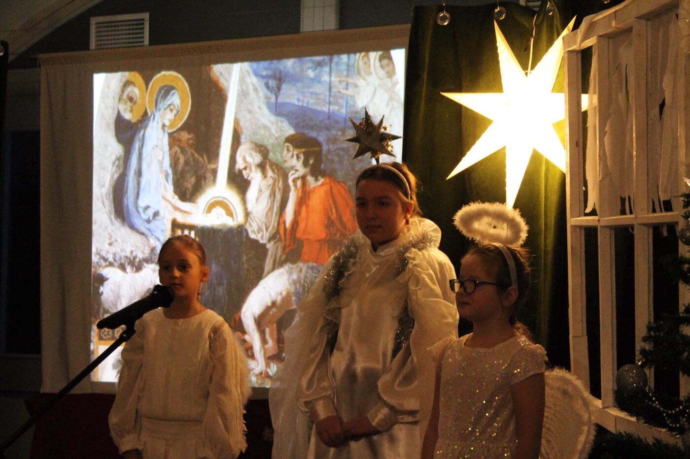 Сцена из постановки младшей группы воскресной школы Александро-Невского кафедрального собора