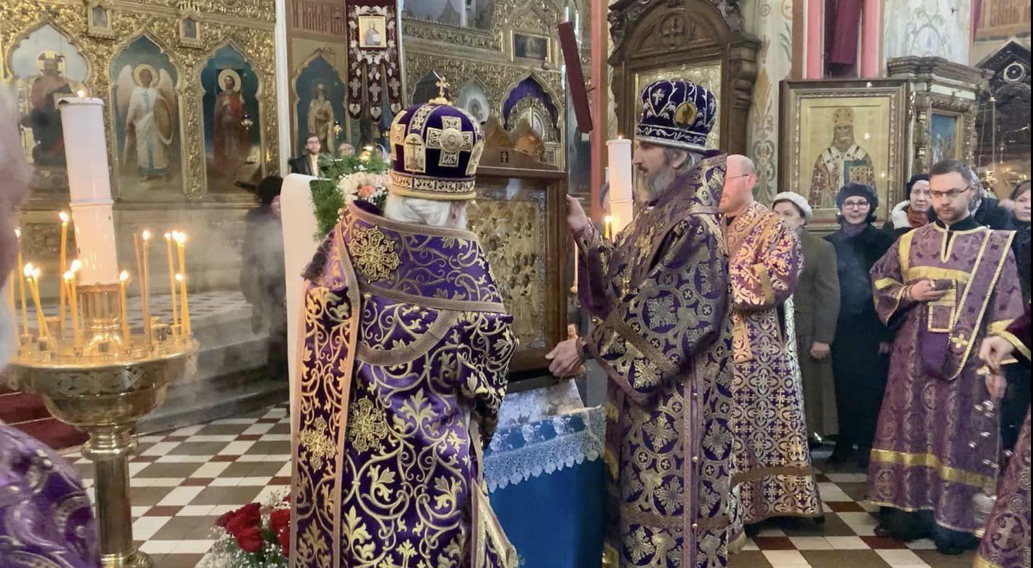 Митрополит Евгений и епископ Сергий устанавливают образ Божией Матери на центральном аналое в соборе