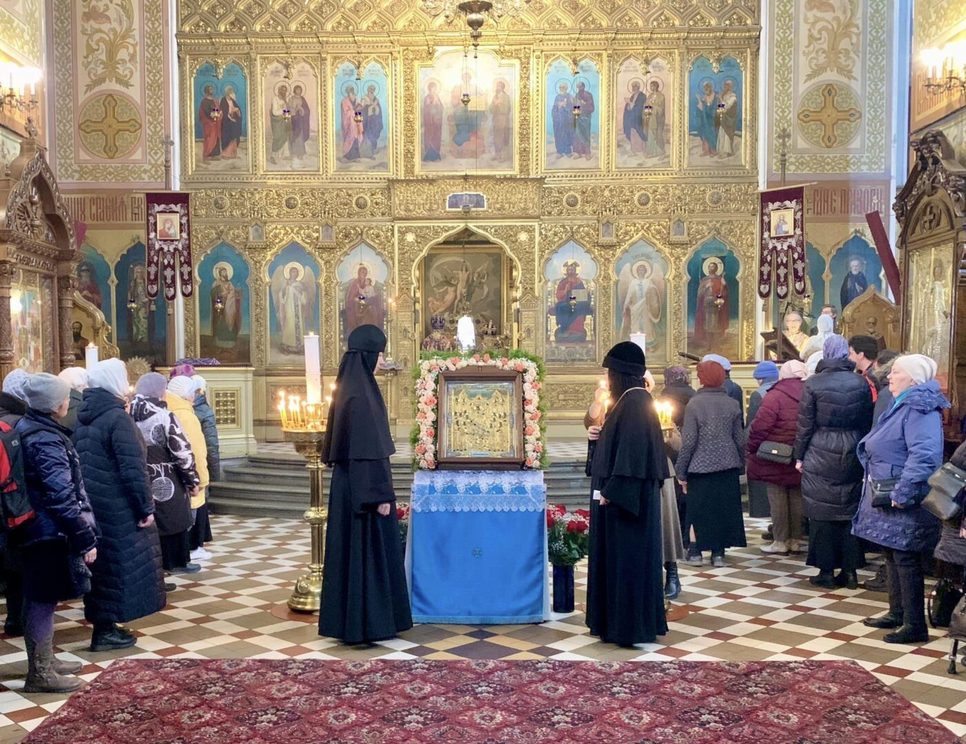 В течение всего дня икона Успения Божией Матери пребывала в Александро-Невском соборе