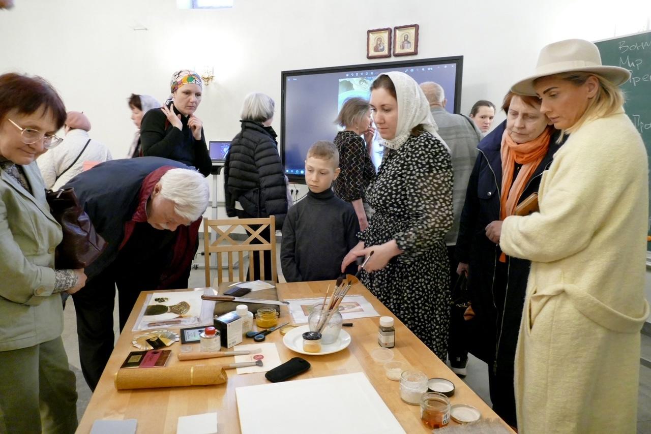 Посетители встречи знакомятся с материалами и образцами иконописного искусства 