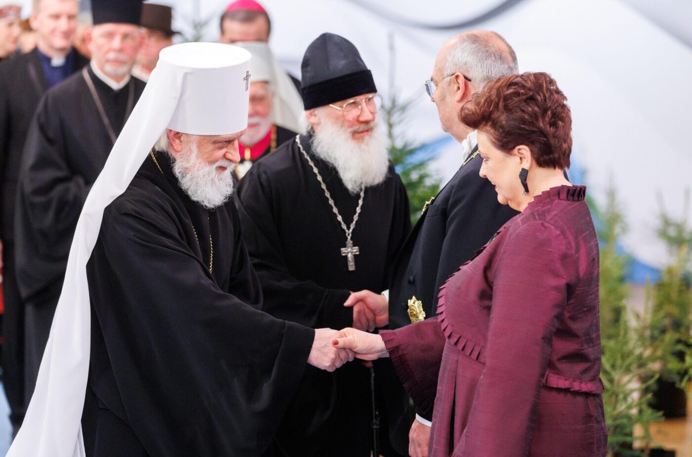 Супруга Президента Сирье Карис приветствует митрополита Евгения / Foto: Arno Mikkor