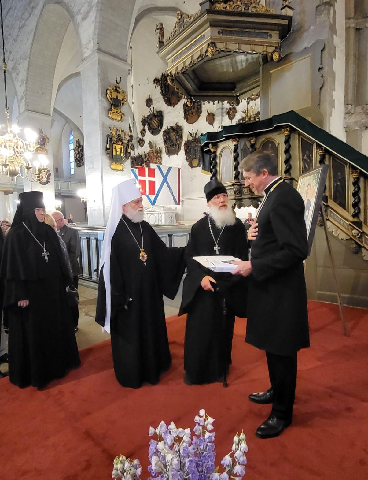 Митрополит Евгений поздравляет архиепископа Урмаса Вийльма. Фото: Михкель Марипуу