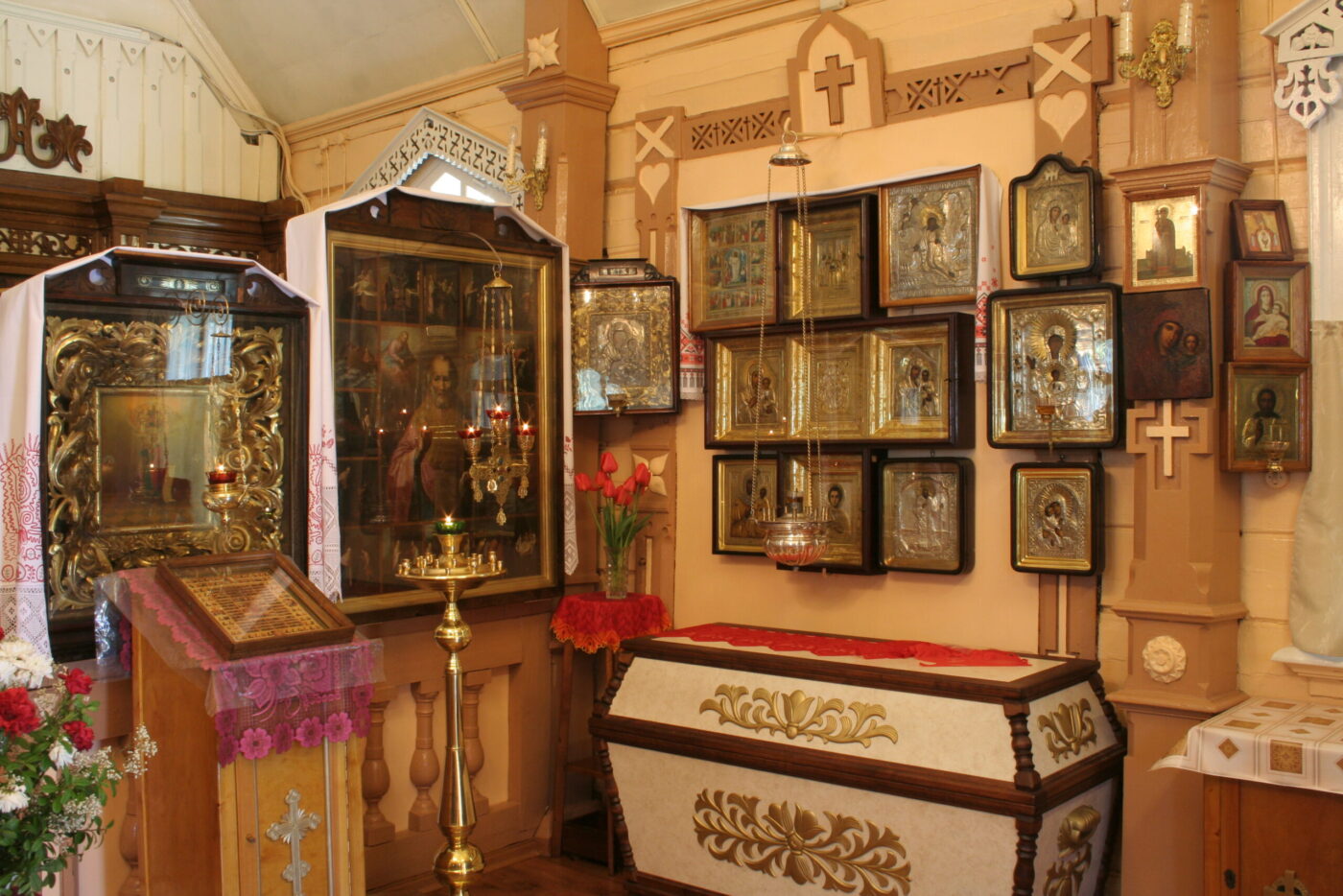 Интерьер храма Казанской иконы Божией Матери в Нарва-Йыэсуу до пожаров 2021 года