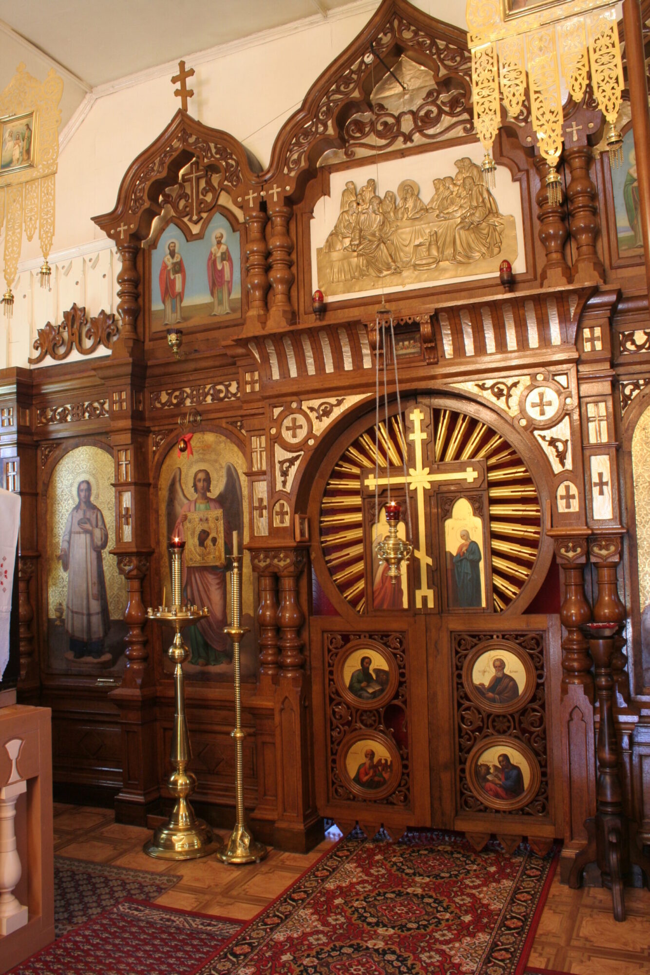 Интерьер храма Казанской иконы Божией Матери в Нарва-Йыэсуу до пожаров 2021 года. Вид на Царские врата иконостаса