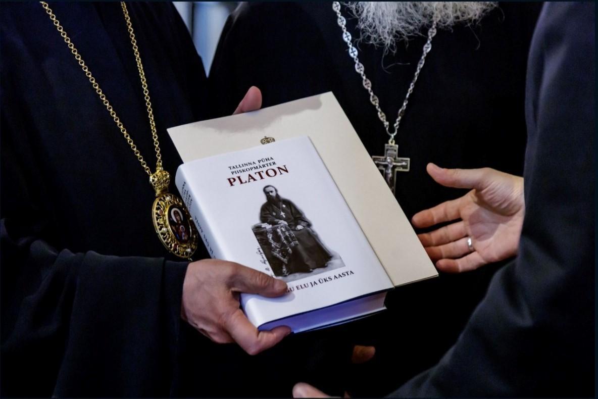Митрополит Евгений вручает подарок архиепископу Урмасу Вийльма. Фото: Михкель Марипуу