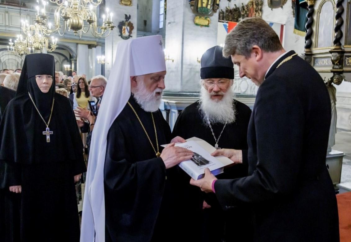 Митрополит Евгений поздравляет архиепископа Урмаса Вийльма. Фото: Михкель Марипуу