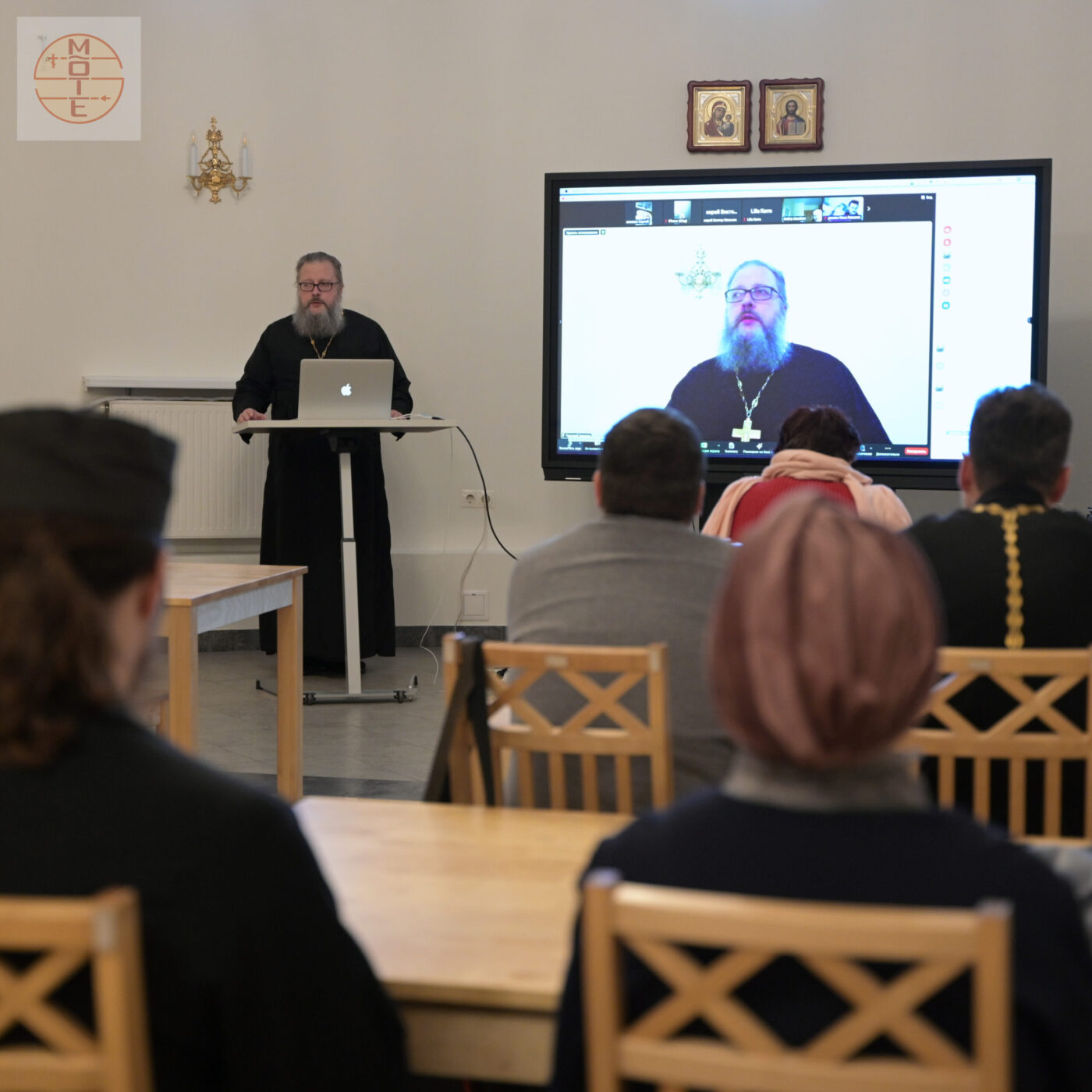 С докладом выступает протоиерей Александр Лебедев, руководитель Отдела религиозного образования и катехизации Таллинской епархии