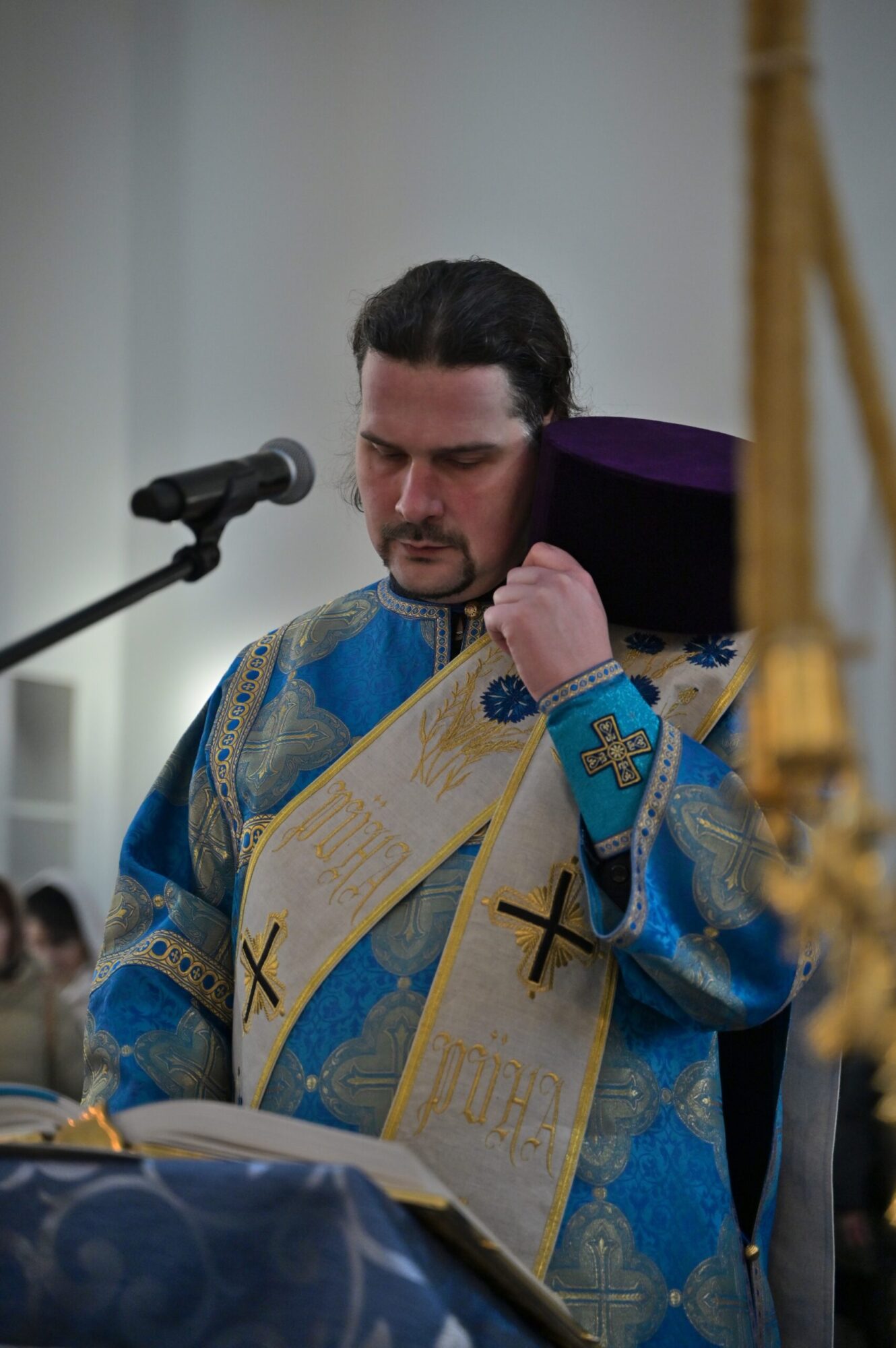 Протодиакон Андрей Килин читает Евангелие