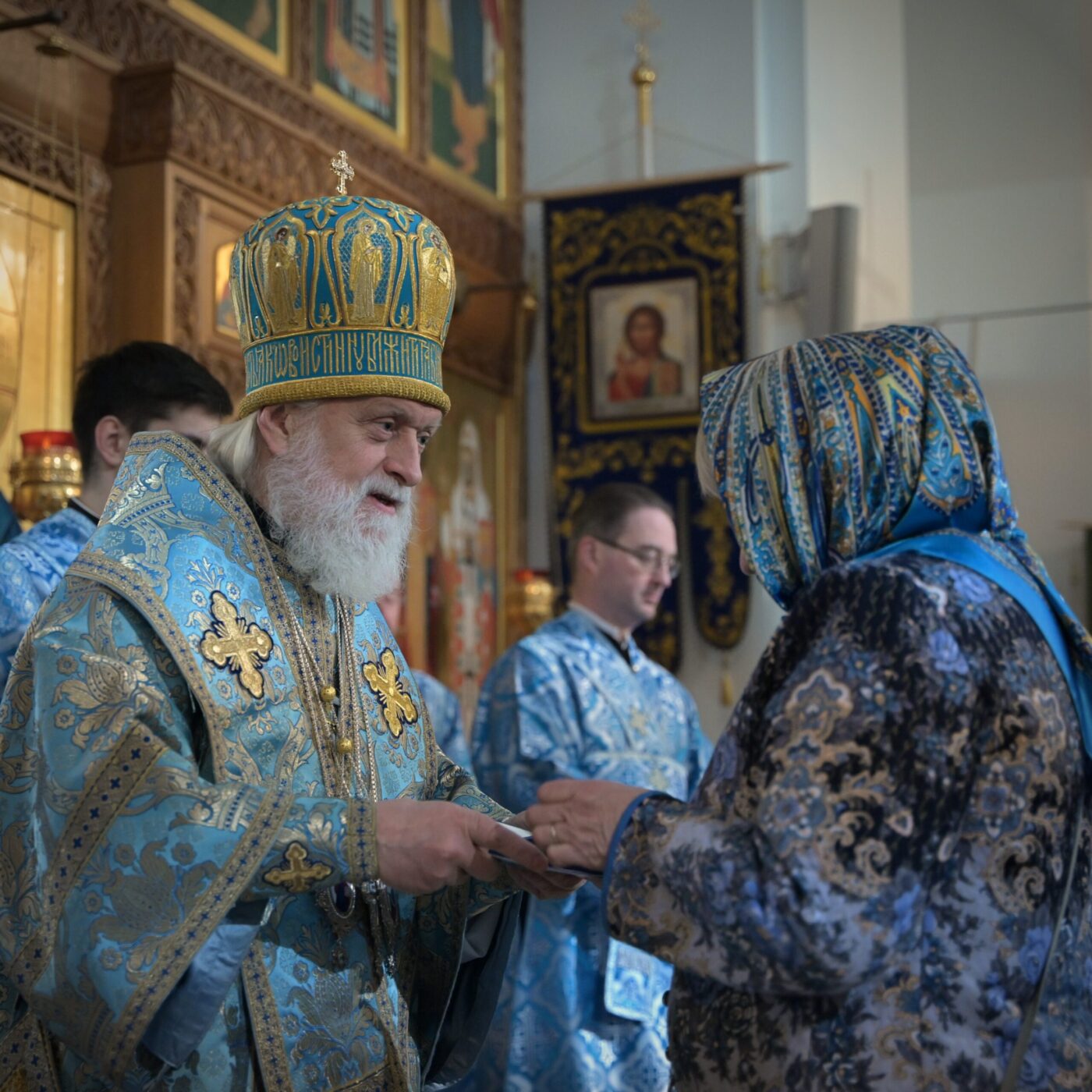 Митрополит Евгений вручает награду казначею Вере Шишовой