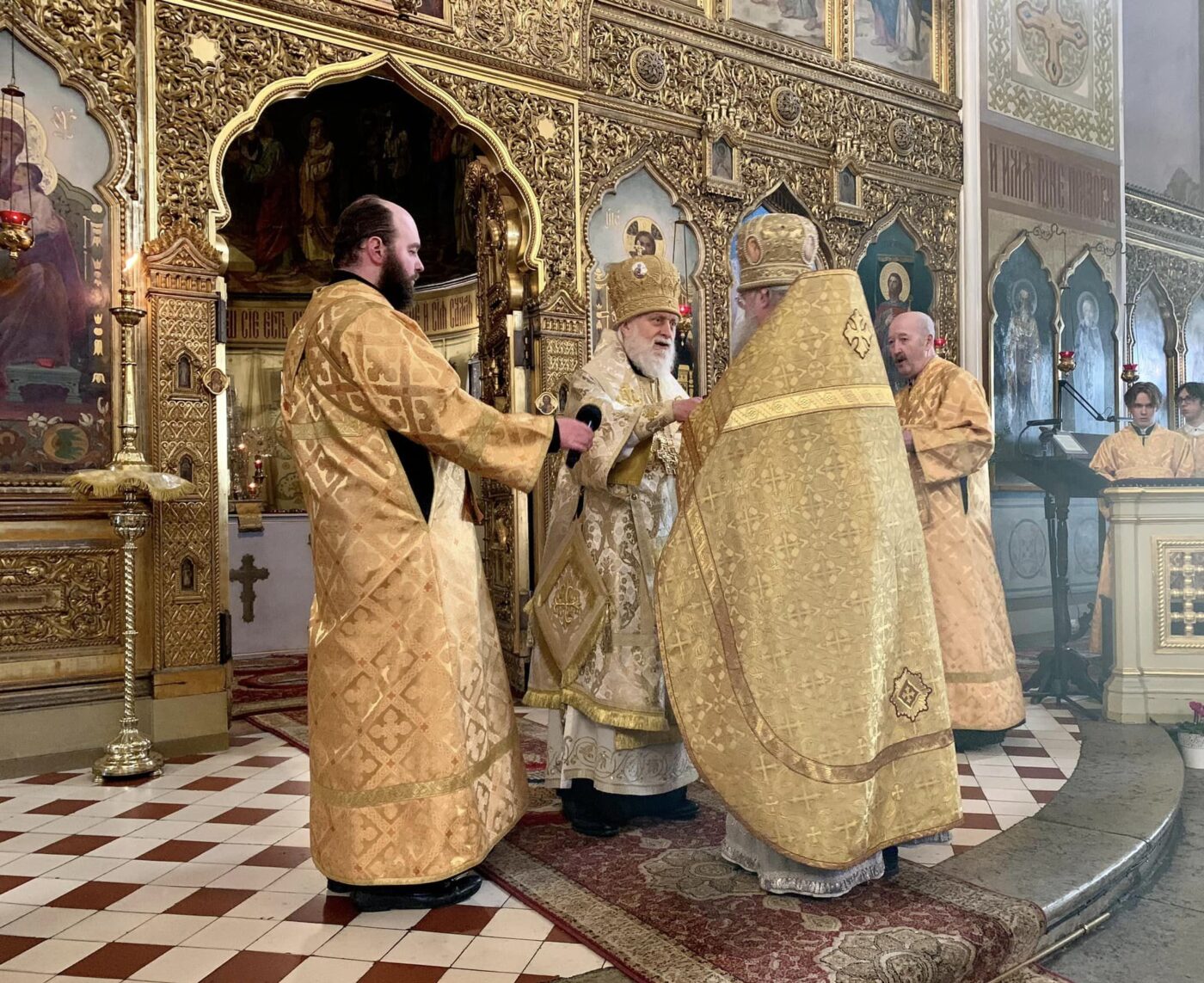 Митрополит Евгений вручает награду протоиерею Александру Ручкину