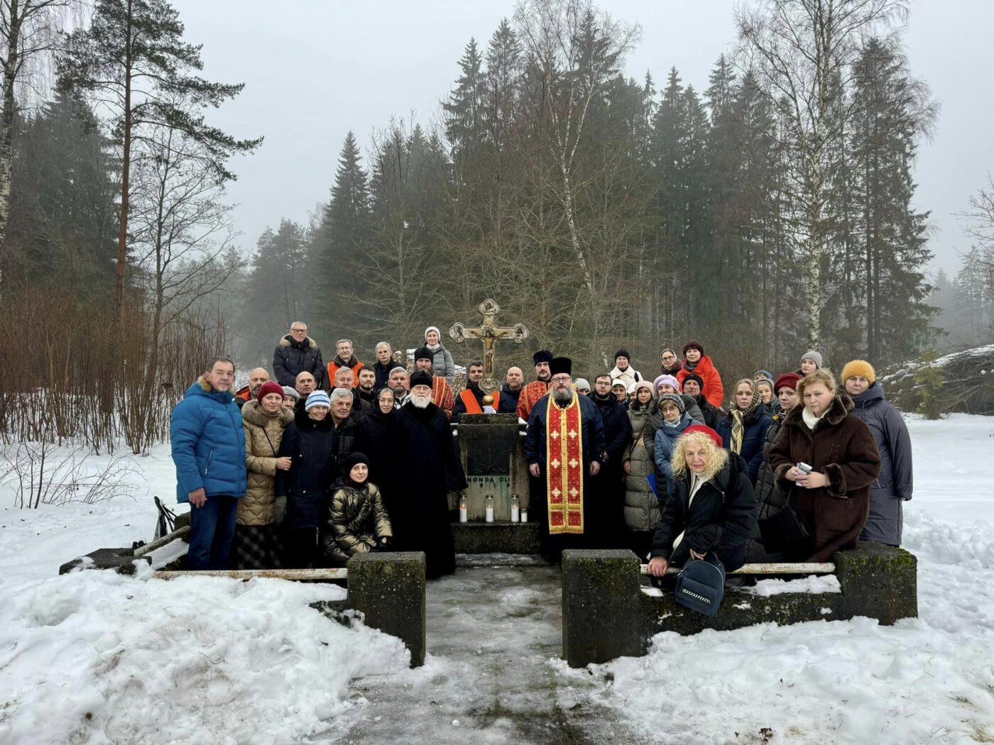 Участники крестного хода у памятника на месте расстрела священномученика Сергия Раквереского в лесу Палермо г. Раквере
