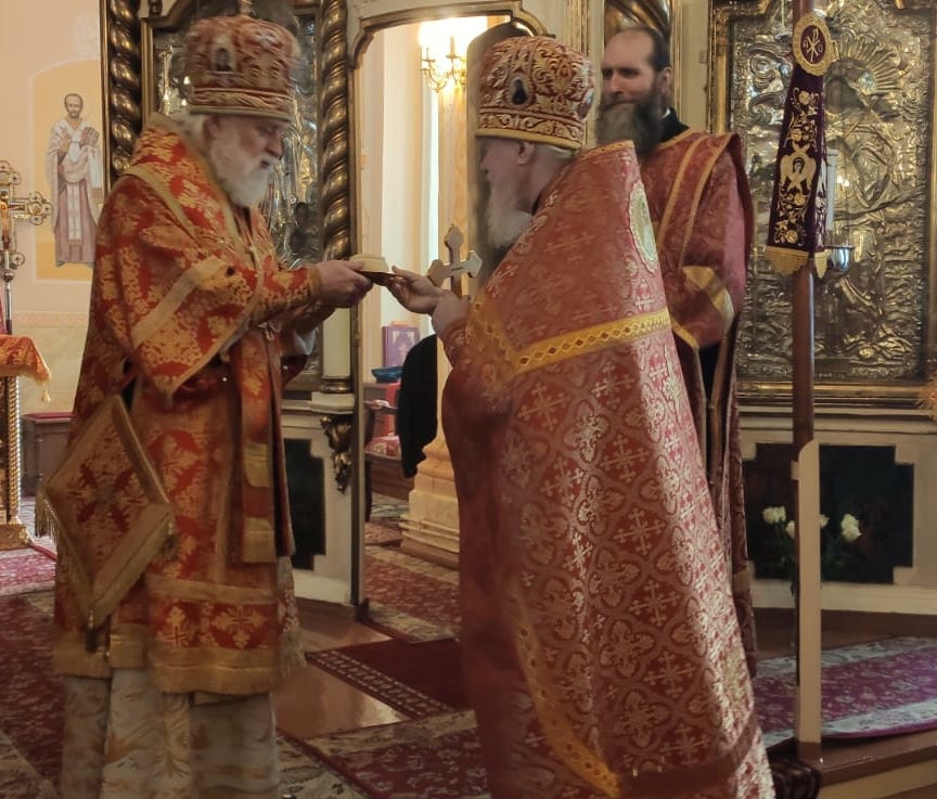 Митрополит Евгений поздравляет настоятеля храма архимандрита Иону