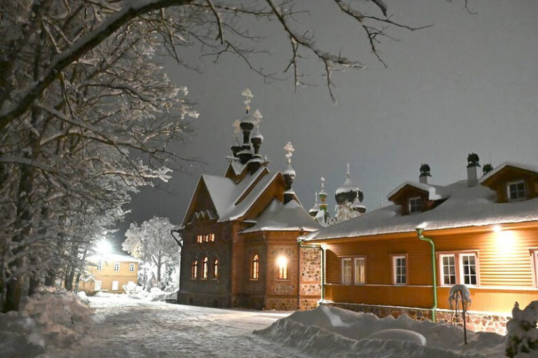 Новопостроенный храм свт. Алексия и вмц. Варвары и новое здание богадельни