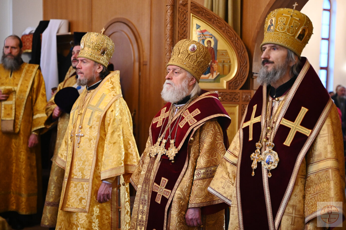 Митрополит Таллинский и всея Эстонии Евгений (в центре), епископ Нарвский Лазарь (на фото слева) и епископ Маардуский Сергий (на фото справа)