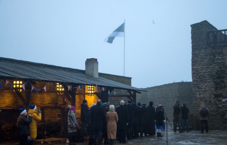 Церемония поднятия флага в Нарвском замке / Фото: http://www.narvaeparhia.ee