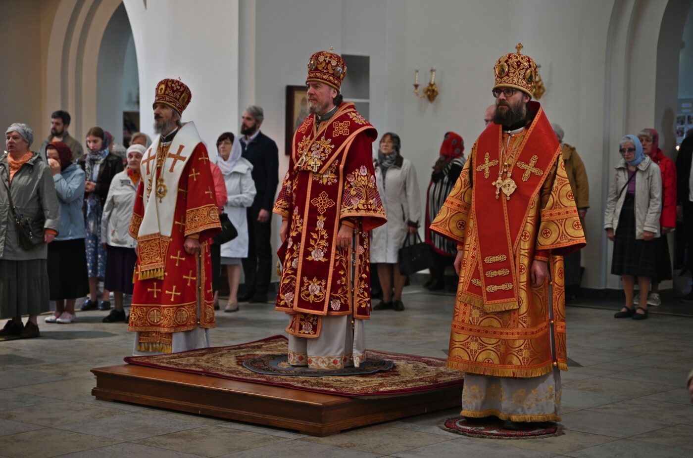 Литургия перед началом работы Собора. Епископ Маардуский Сергий (на фото слева), епископ Нарвский Лазарь (в центре) и епископ Тартуский Даниил (на фото справа)