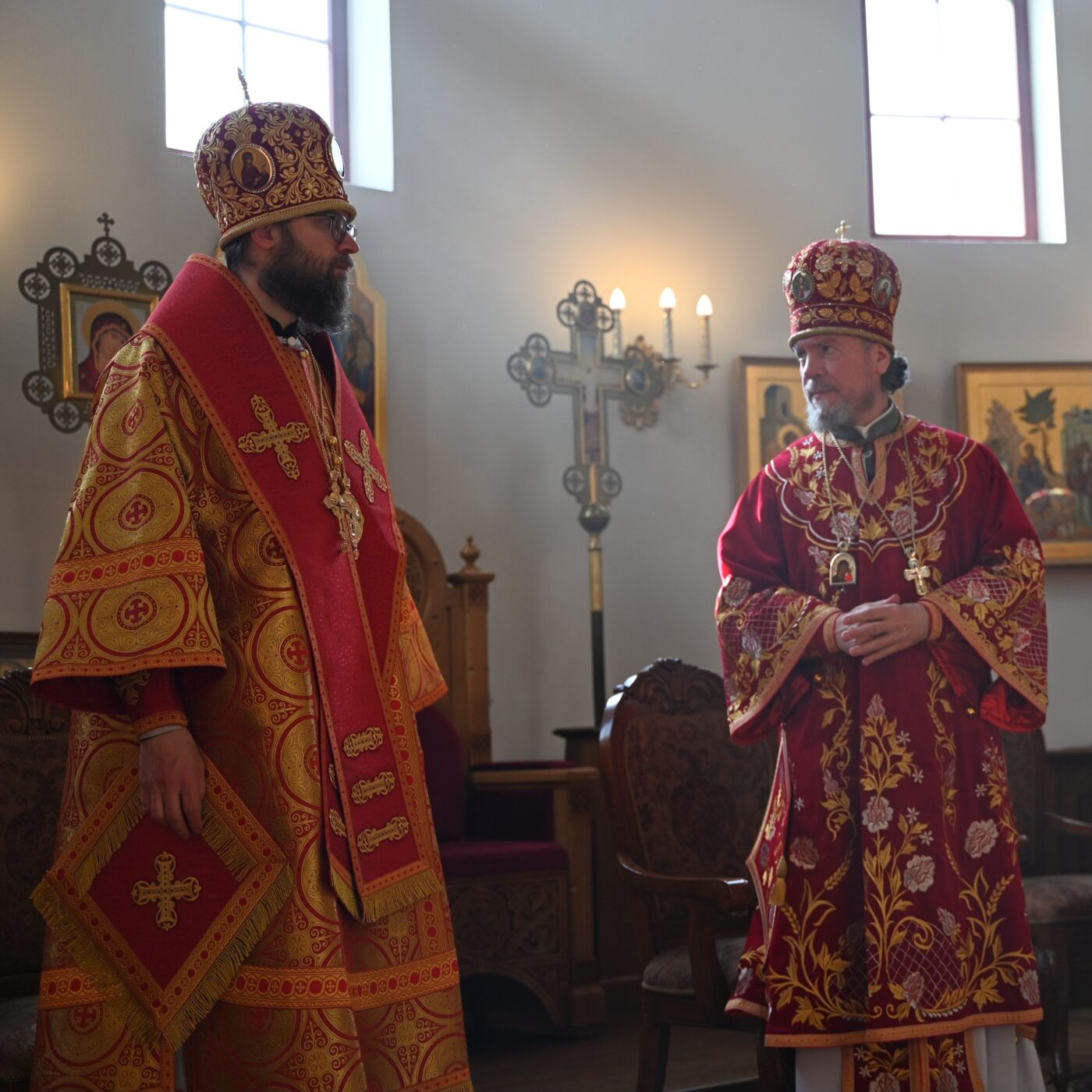 Литургия перед началом работы Собора. Епископ Тартуский Даниил (слева) и епископ Нарвский Лазарь (справа)