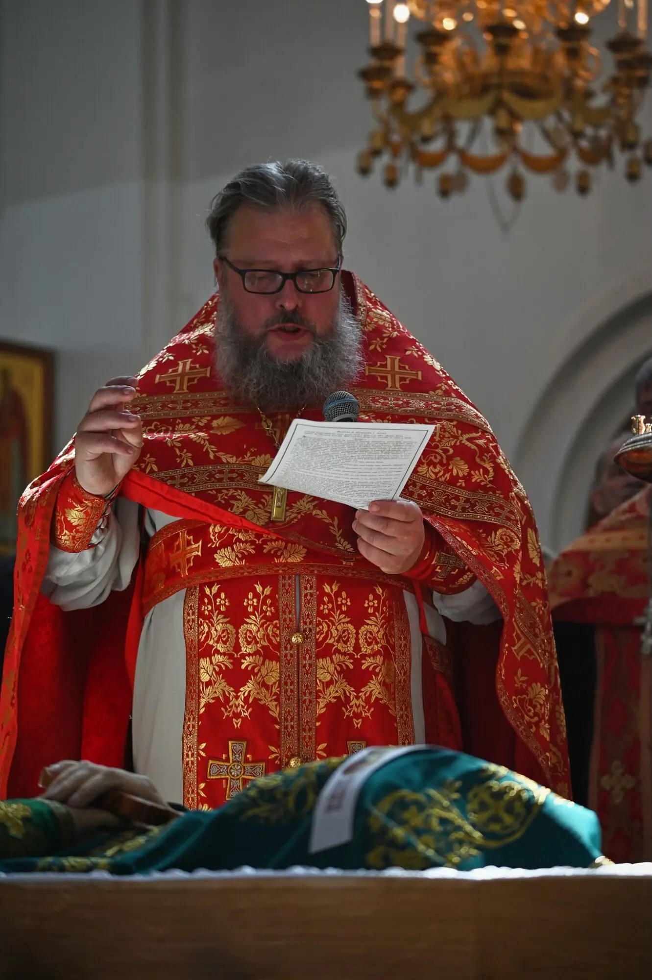 Протоиерей Александр Лебедев читает разрешительную молитву