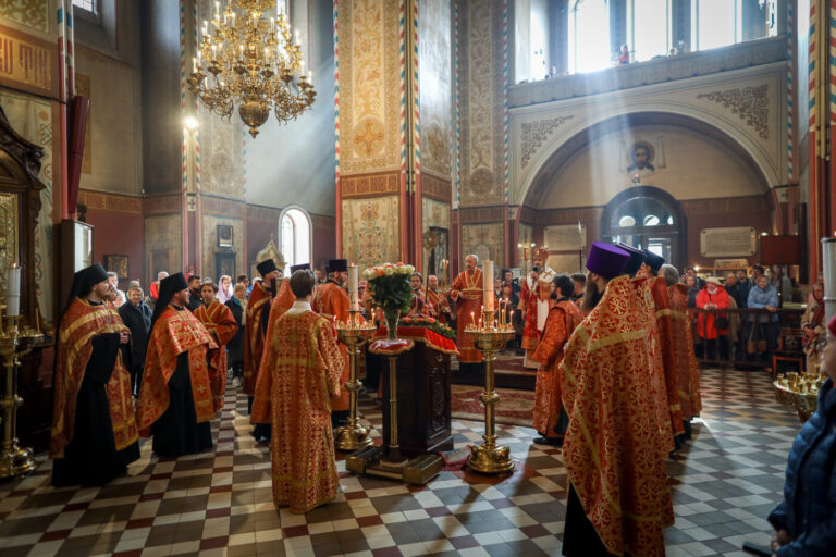 Пасхальная Великая вечерня в Александро-Невском соборе
