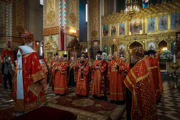 Пасхальная Великая вечерня в Александро-Невском соборе