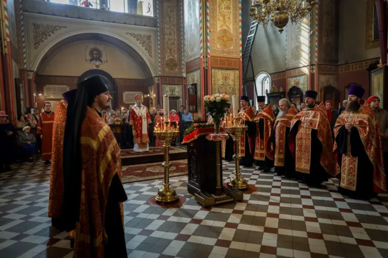 Пасхальная Великая вечерня в Александро-Невском соборе