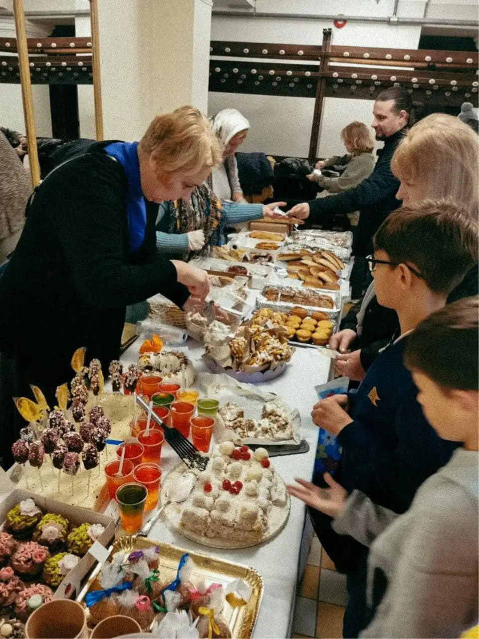 Столы с угощениями на нулевом этаже Центра русской культуры