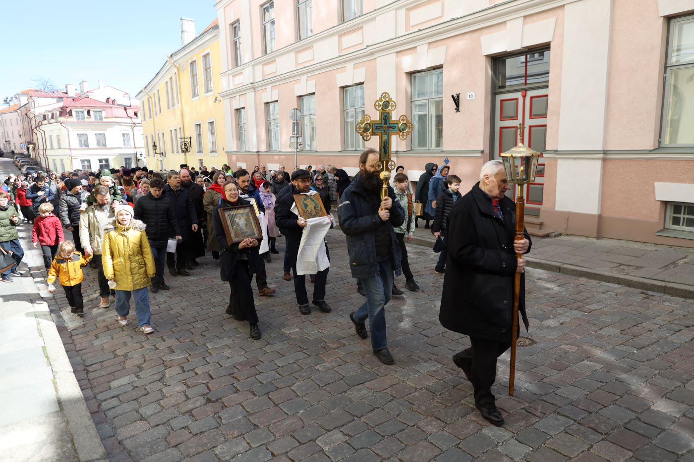 Пасхальный крестный ход в Старом городе Таллинна 27.04.2025