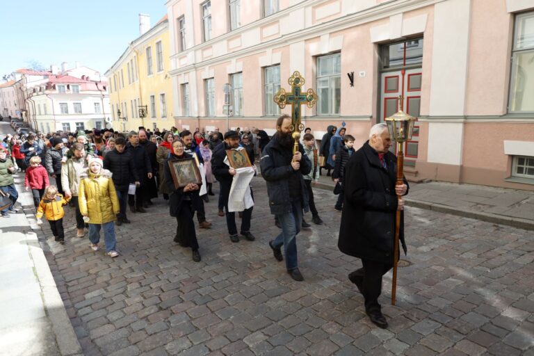 Пасхальный крестный ход в Старом городе Таллинна 27.04.2025