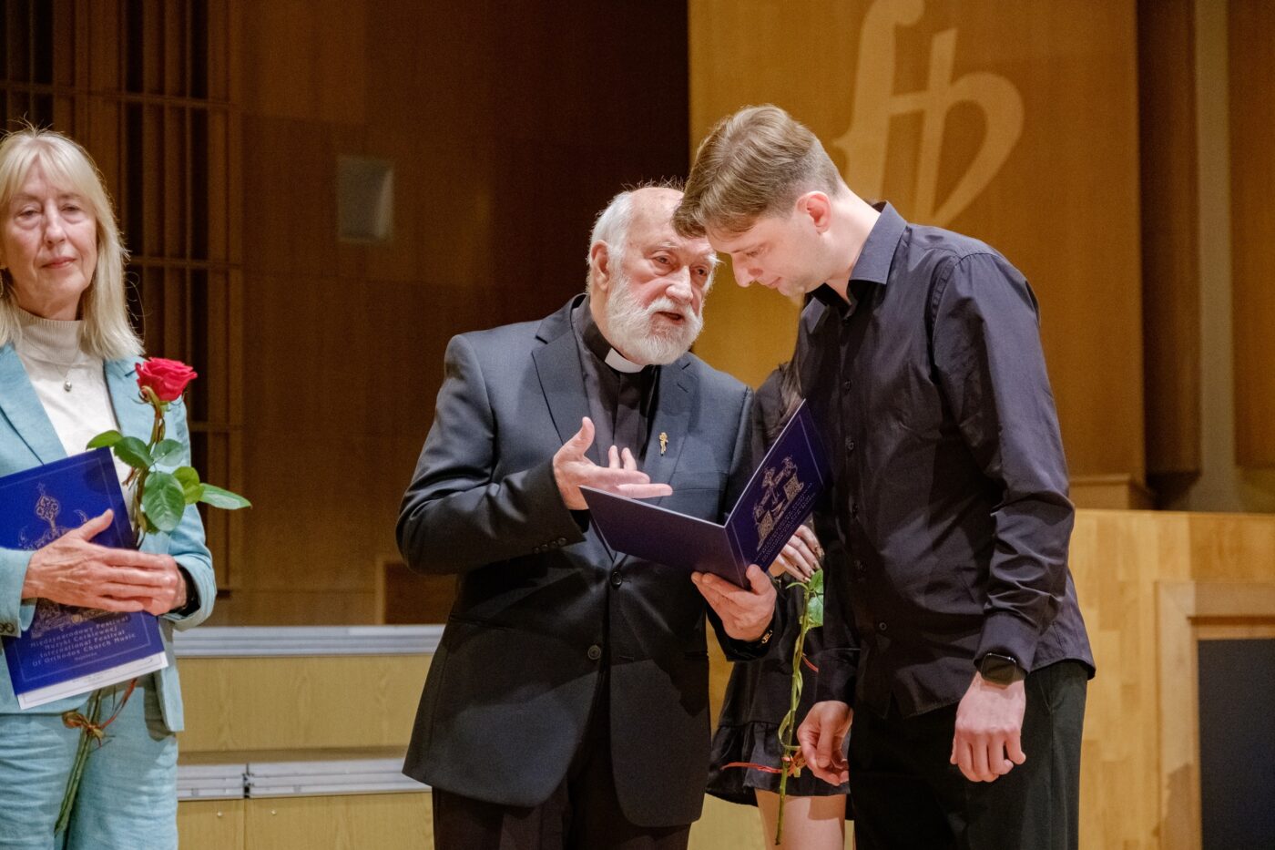Руководитель ансамбля Rejoice Сергей Миронов получает диплом лауреата фестиваля