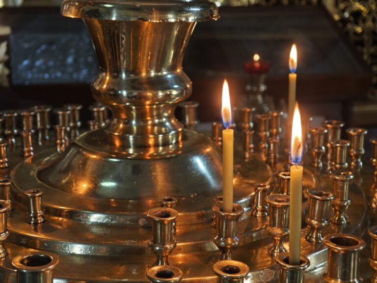 Свечи на подсвечнике