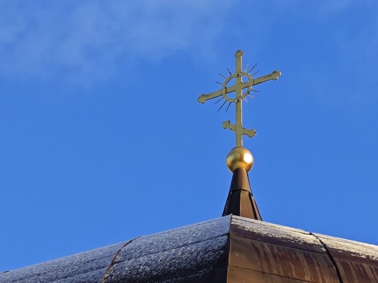 Крест на куполе храма