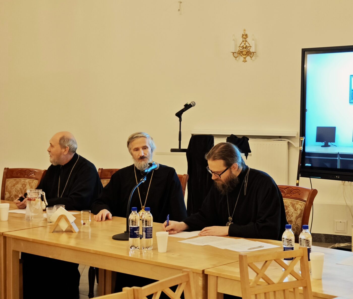 Члены Епархиального Совета (слева направо): протоиерей Олег Врона, епископ Маардуский Сергий и епископ Тартуский Даниил