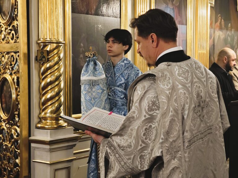 Диакон Павел Косяков читает Апостол