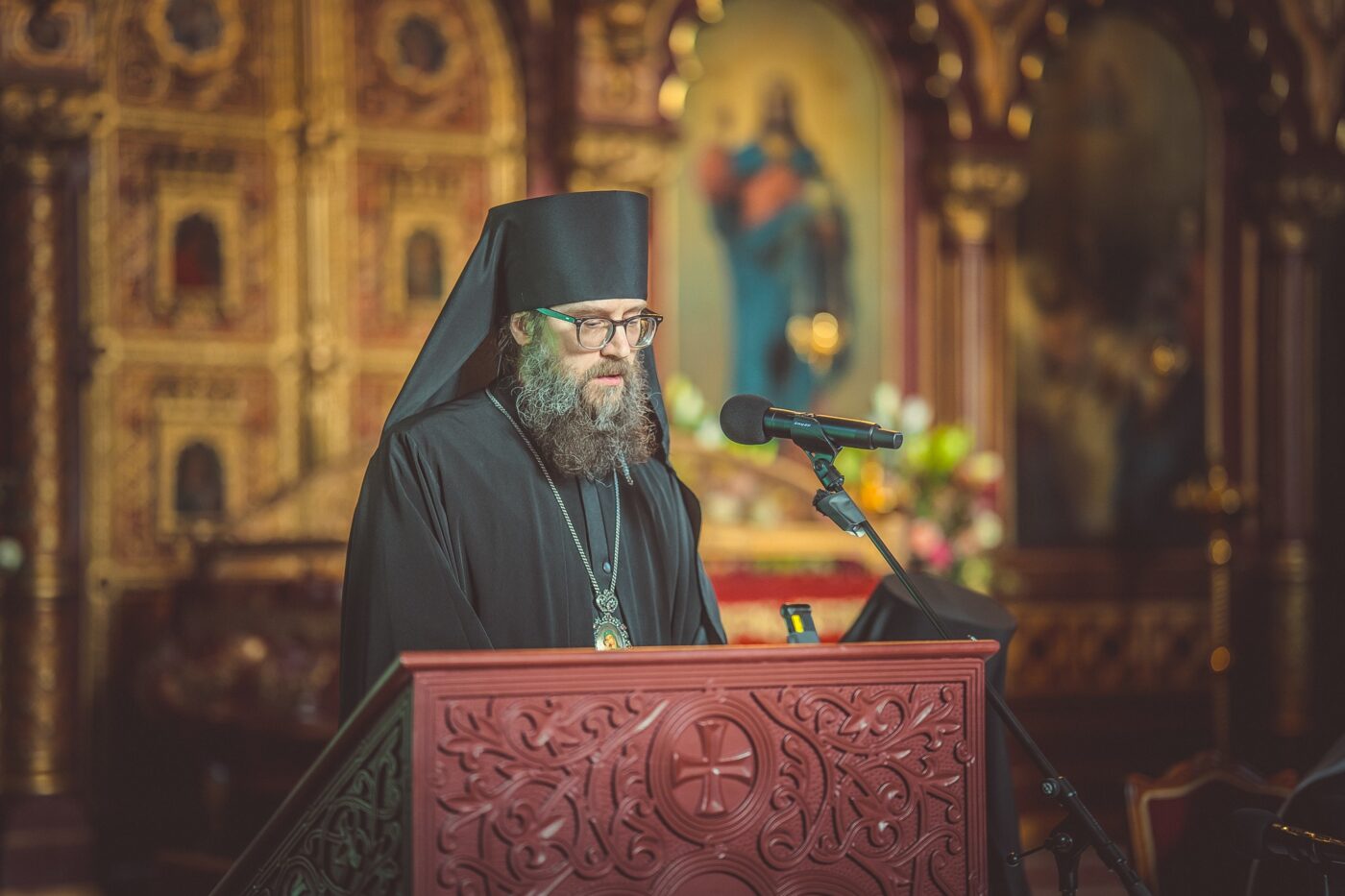 Епископ Даниил выступает с докладом на конференции