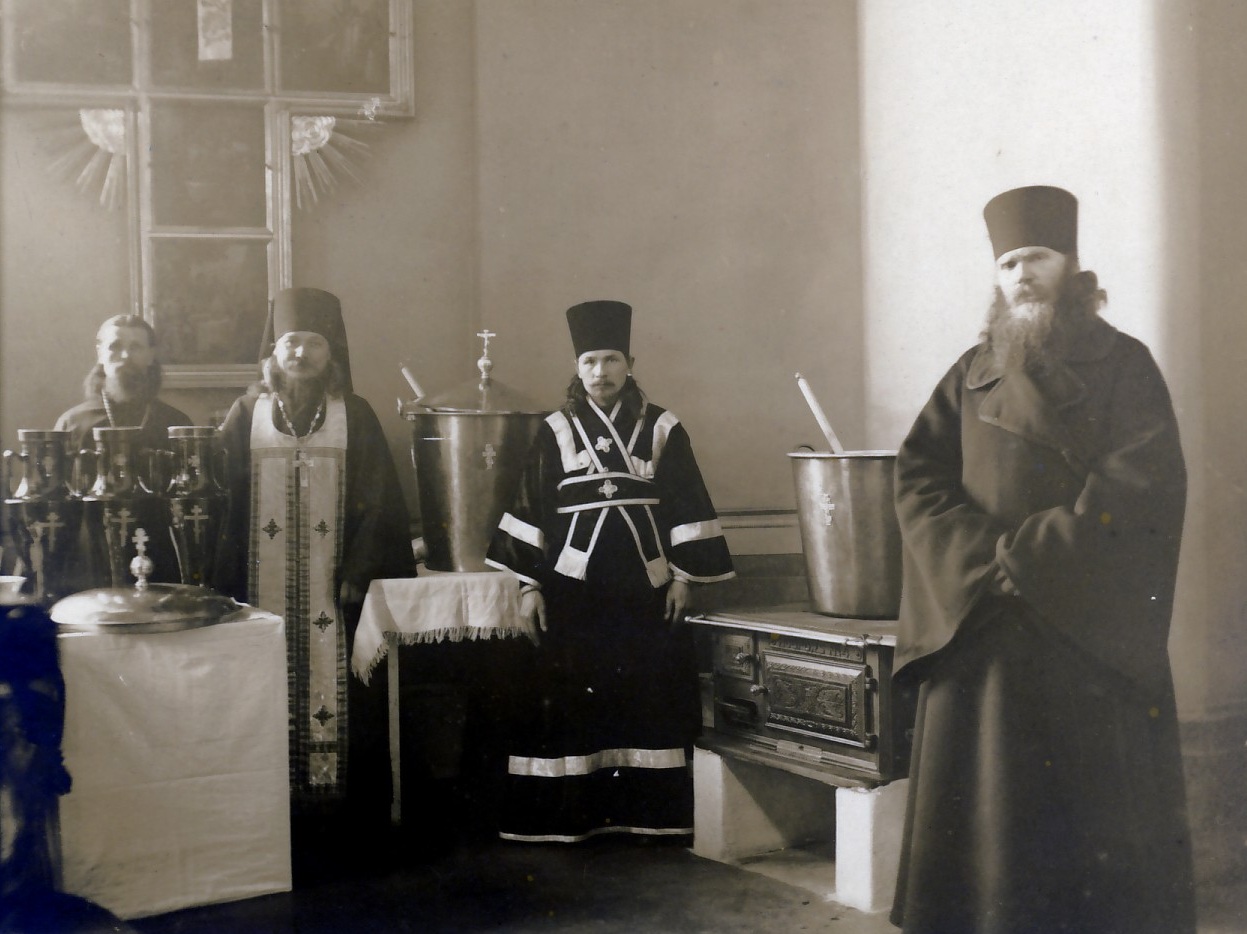 Второй справа иеродиакон Иоанн Булин. Валаам. 1918