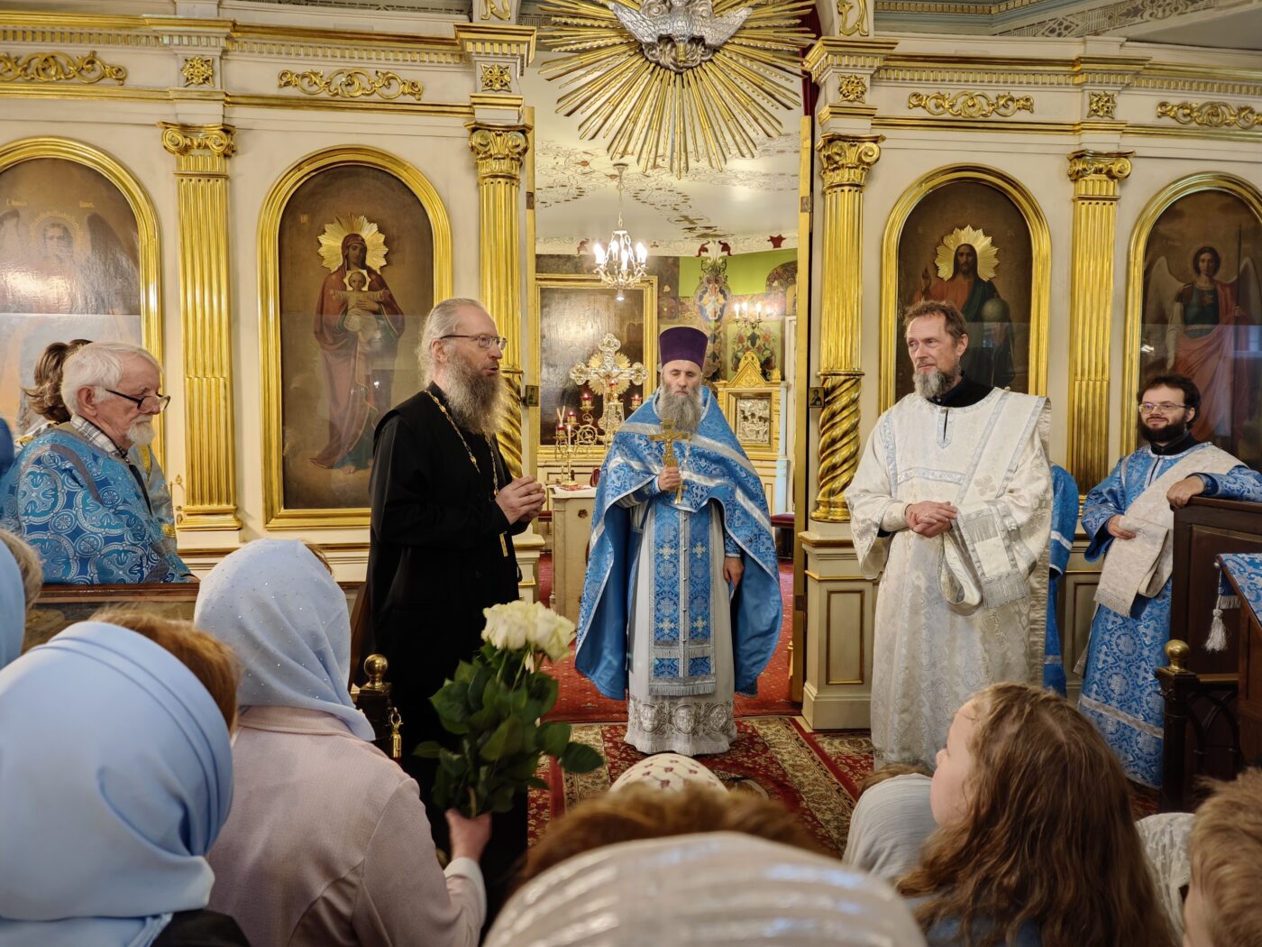 Настоятель храма Рождества Богородицы иерей Виктор Мельник поздравляет новорукоположенного диакона Петра