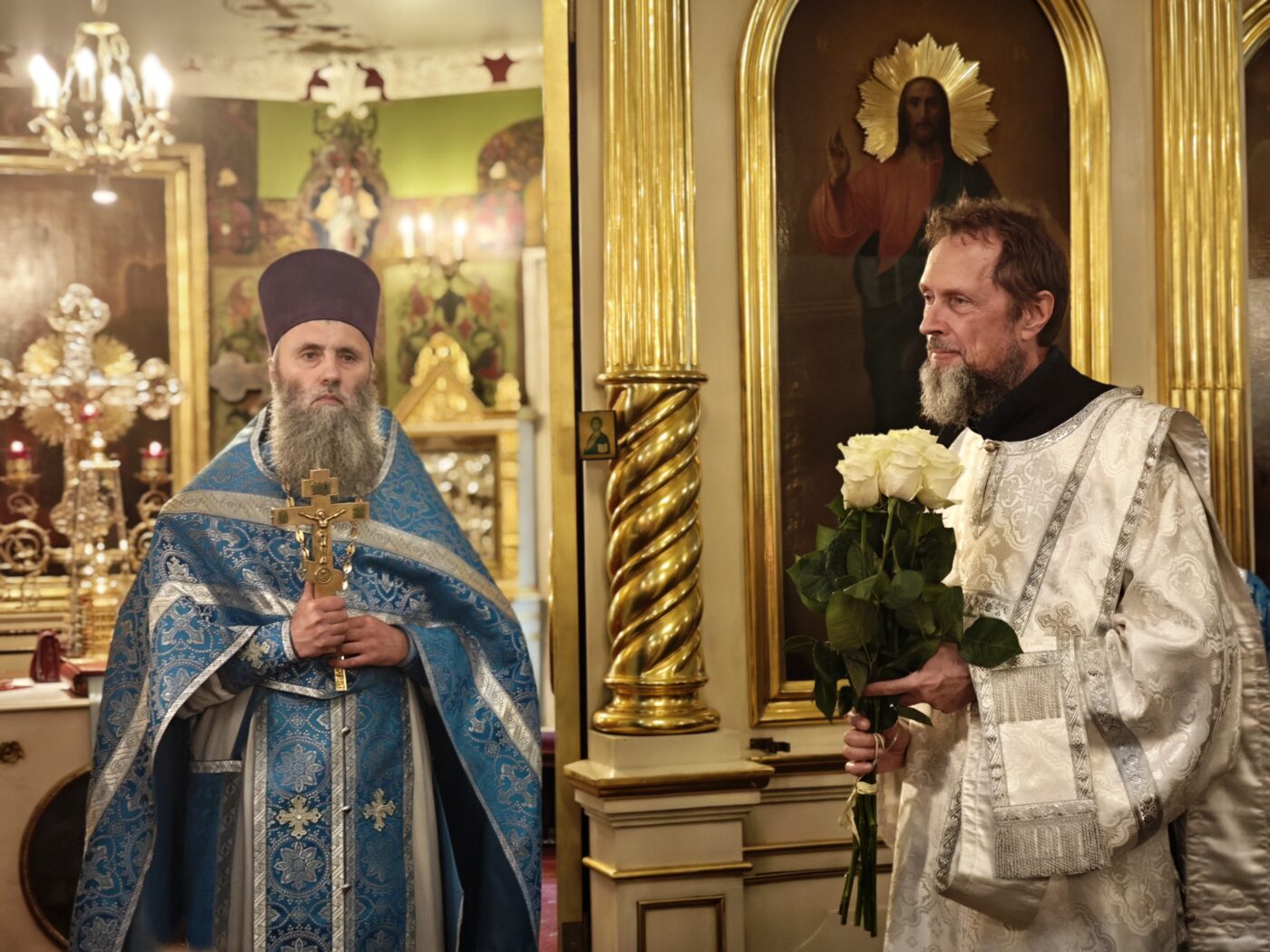 Клирик храма Рождества Богородицы иерей Евгений Соколов и новорукоположенный диакон Пётр Мякошин